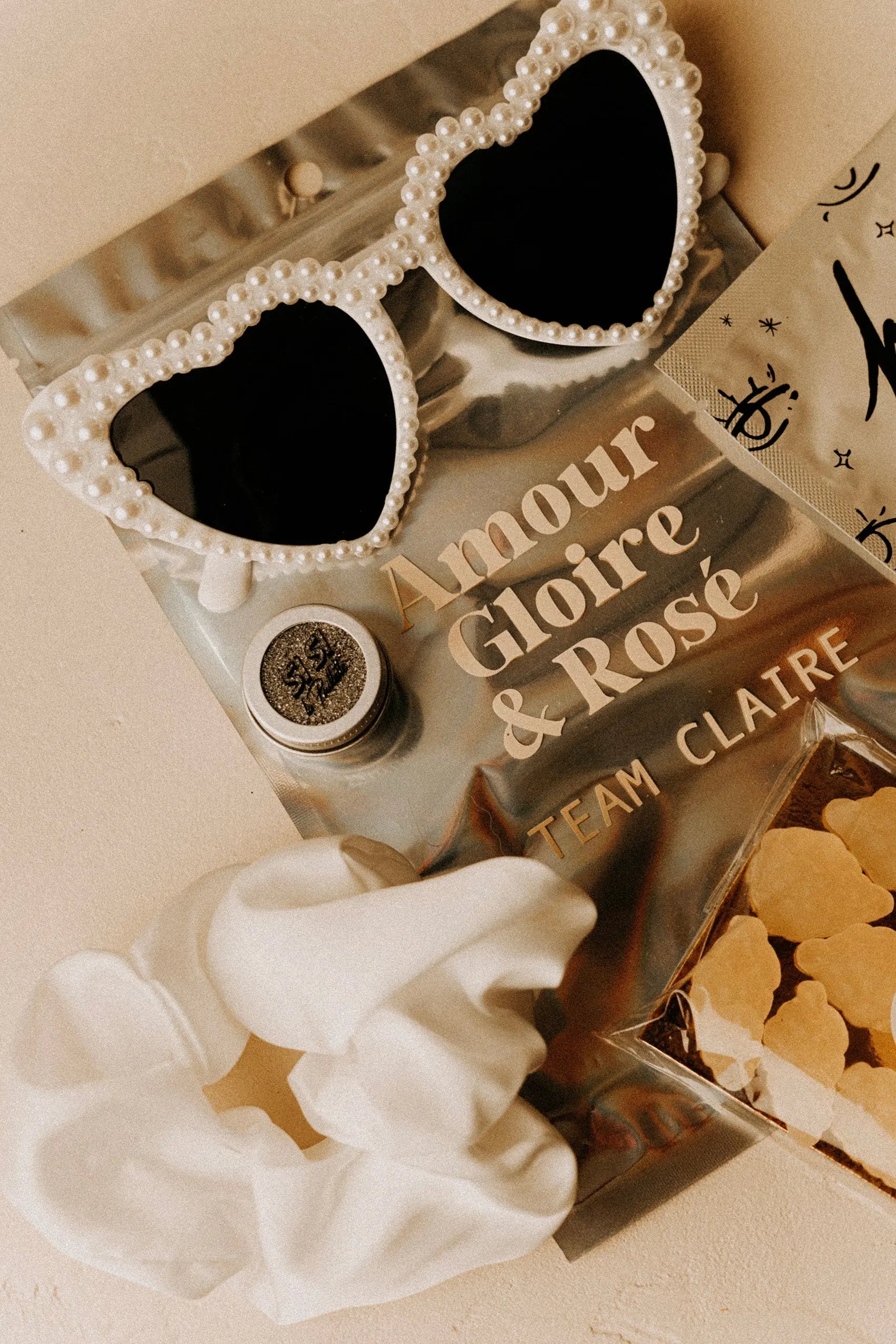 Pochette EVJF mariage “Amour Gloire & Rosé” – Rituel festif pour un week-end entre amies Pomy