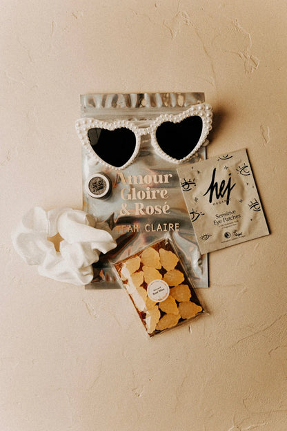 Pochette EVJF mariage “Amour Gloire &amp; Rosé” – Rituel festif pour un week-end entre amies Pomy